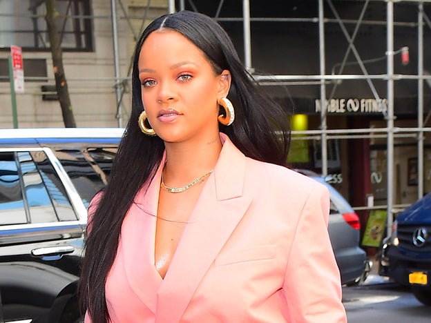 Rihanna se apunta a la manicura mármol, las uñas que arrasan entre las influencers