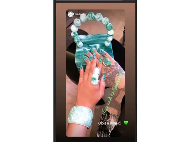 El verde jade de las uñas efecto mármol de Rihanna combina a la perfección con su bolso.