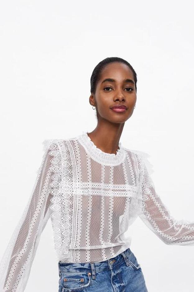 Llega a Zara la blusa transparente que llevaría Kendall Jenner