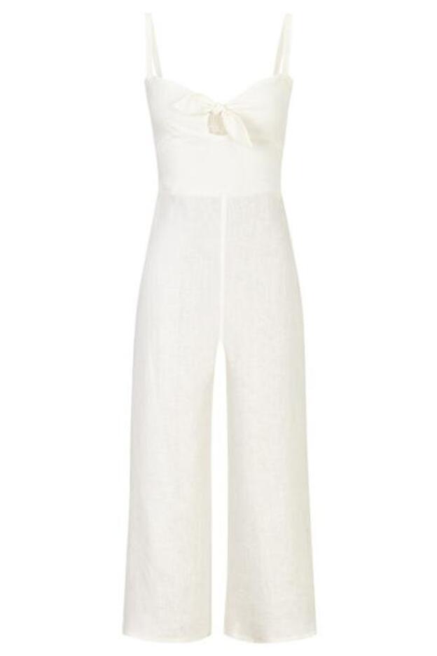 Mono de lino blanco con escote en forma de corazón y pantalón de corte midi, 79 euros.