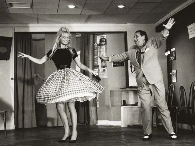 Brigitte Bardot con Diego Moreno en el set de '¿Quiere usted bailar conmigo?' (1959), con ropa de Jacques Esterel y peluquería de Carita./d.r.