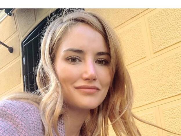 Alba Carrillo agota el top asimétrico más floral de Zara