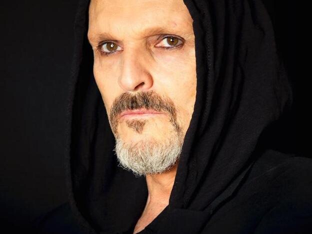Miguel Bosé y sus hijos posan en falda: así ha sido su primera aparición pública