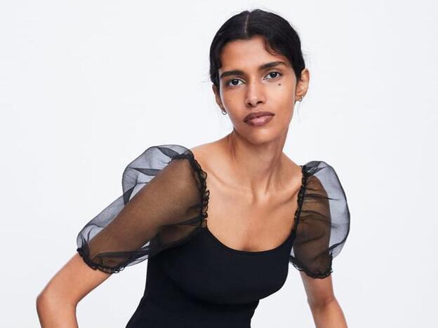 El top de punto con mangas abullonadas que arrasa entre las influencers y que vas a querer es...