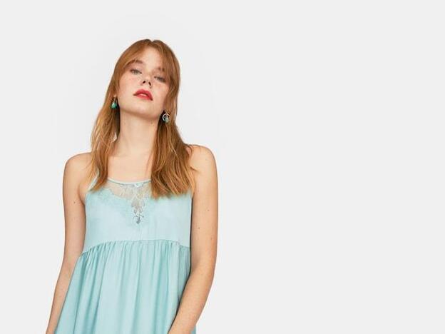 Hay un vestido de Stradivarius que llevaríamos a la playa, al trabajo y como look de invitada