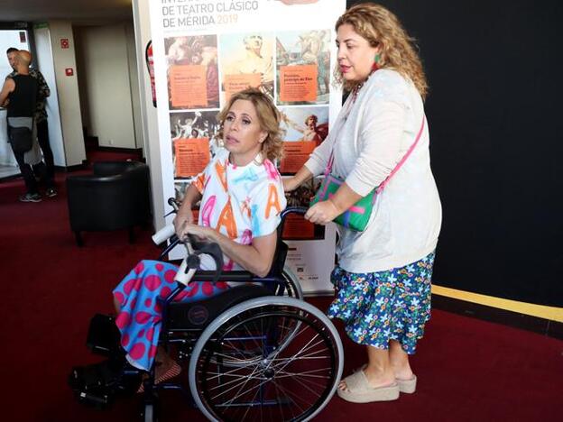 La imagen de Ágatha Ruiz de la Prada en silla de ruedas tras su accidente de moto