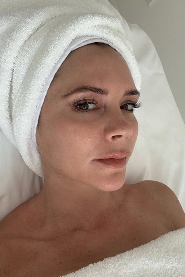 Sabemos todo sobre el agua de luna detox que toma Victoria Beckham