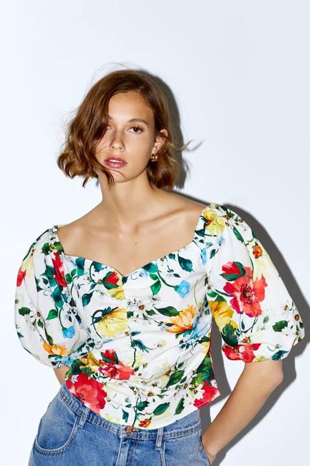 Cuerpo estampado floral de Zara (25,95 euros).