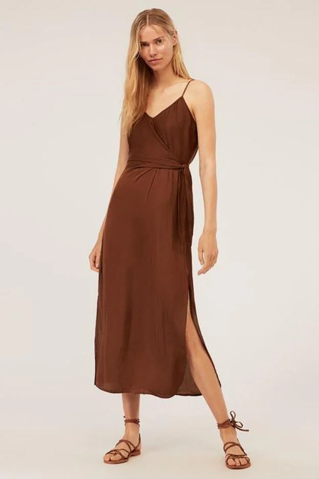 Nadie se va a creer lo que cuesta este vestido marrón de Oysho que igual te sirve para ir a un plan afterwork que para un look de invitada de boda de verano.