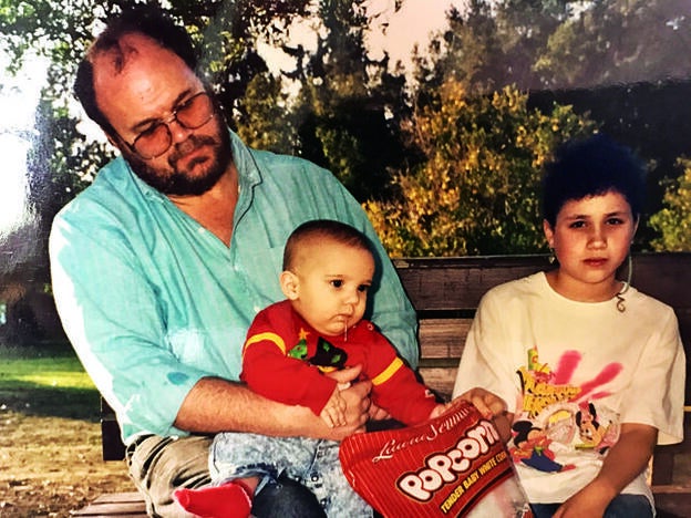 En 1993, junto a su padre, Tom Markle y su medio hermano Tyler, con el que no tiene relación. Sus padres se separaron cuando ella tenía seis años.