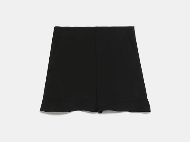 Short negro con volantes de Zara. (19,95 euros).