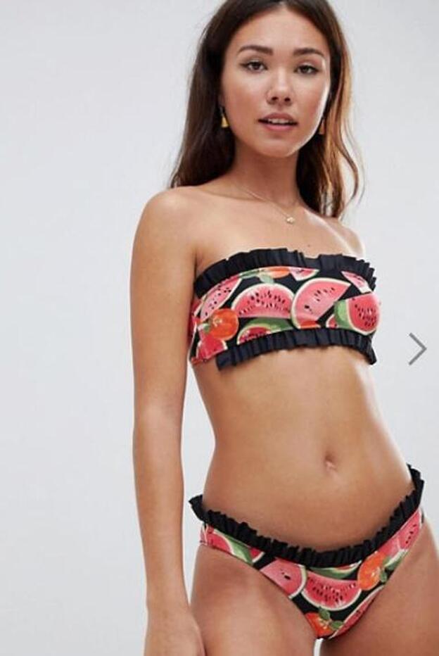 Bikini palabra de honor con estampado de sandías y volantes en contraste de adorno de Pistol Panties, 66,99 euros.