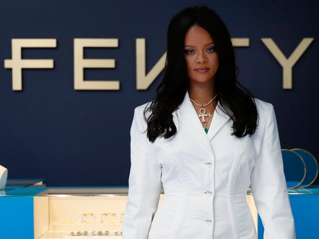 Fenty, la marca de moda de Rihanna, apuesta por la belleza real con una modelo que no esconde sus cicatrices