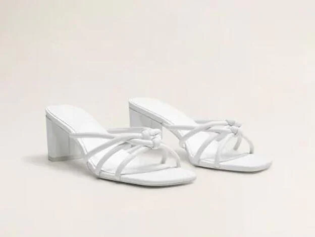 Copiamos las sandalias blancas de Mango (agotadas) de Paula por cómodas, bonitas y baratas | Mujer Hoy