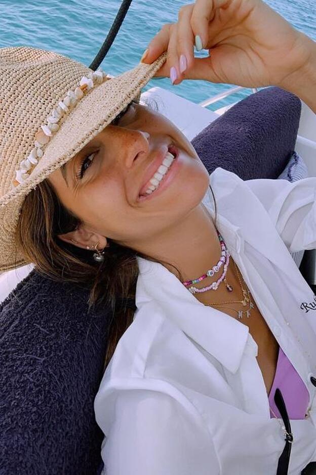 María Fernández-Rubíes demuestra cómo sacarle partido al bañador más sencillo