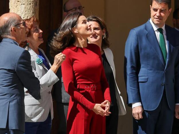 Los pantalones de Letizia que hacen más delgada la cintura y las piernas más largas