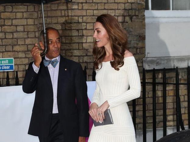 Kate Middleton repite su vestido blanco más sexy, y mejora su look con complementos brillantes