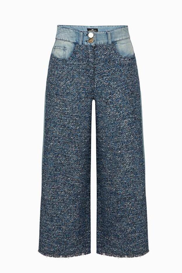 Pantalón denim de corte recto a la rodilla, 432 euros.