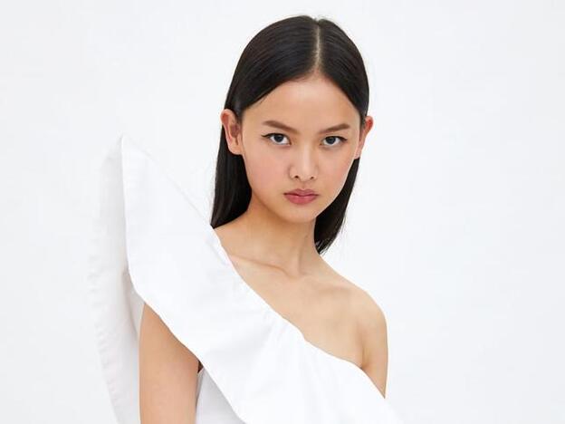 Hay un vestido asimétrico y low cost en Zara que es perfecto para novias atrevidas