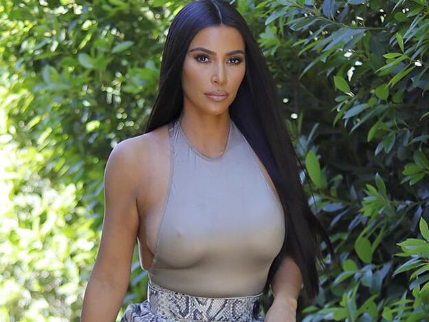 Kim Kardashian muestra sus piernas con psoriasis