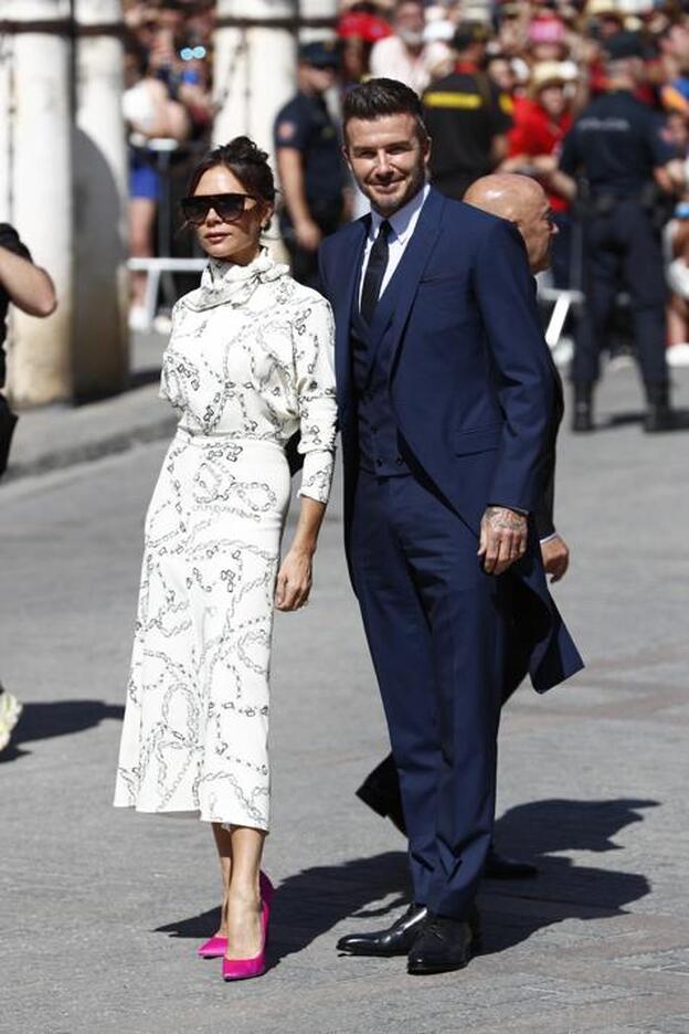 Victoria Beckham y David Beckham a su llegada a la catedral de Sevilla donde se celebra la boda de Pilar Rubio y Sergio Ramos.