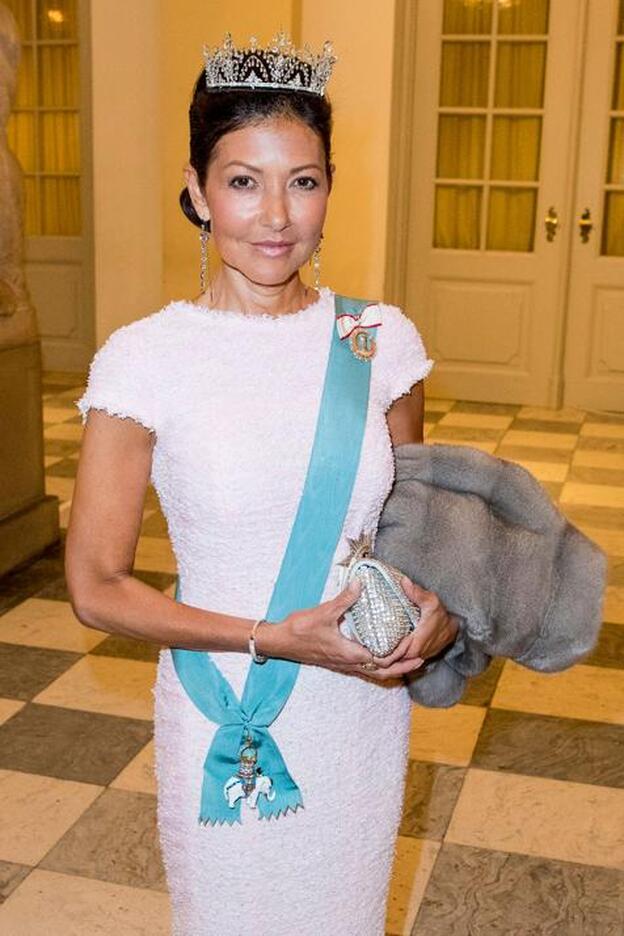 Alexandra Manley, compuesta y con tiara