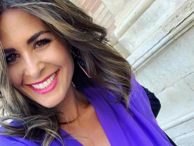 Sabemos cómo copiar el lookazo de invitada que lució Nuria Roca en la boda de Pilar Rubio y Sergio Ramos