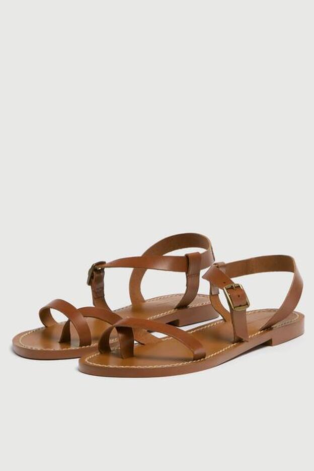 Sandalias de Pull&Bear planas de tiras marrones(25,99 euros).