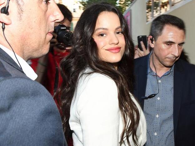 Le copiamos el look a Rosalía en versión low cost con un top de lunares de Zara