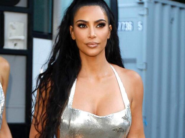 Kim Kardashian prueba su nuevo maquillaje corporal en los brazos de su abuela y este es el resultado