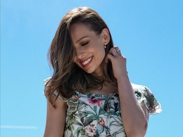 Eva González estrena la temporada de vestidos veraniegos con uno que favorece a todas las figuras