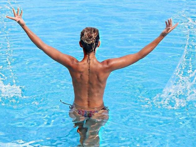 Tamara Gorro y su día en la piscina (con caída incluida)