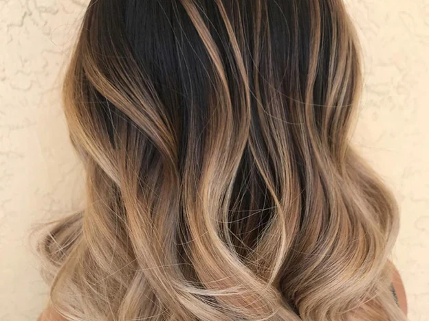 Pincha sobre la imagen y descubre cómo elegir el color de tu pelo según el tono de tu piel./Instagram: @carra_balayage