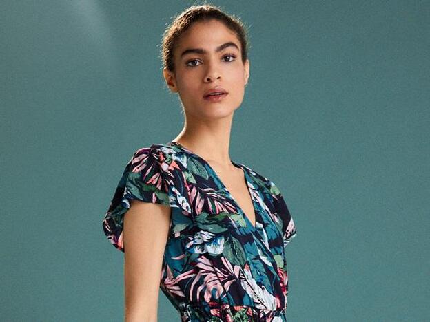 Hay un mono rebajado en Cortefiel con el que serás la invitada mejor vestida