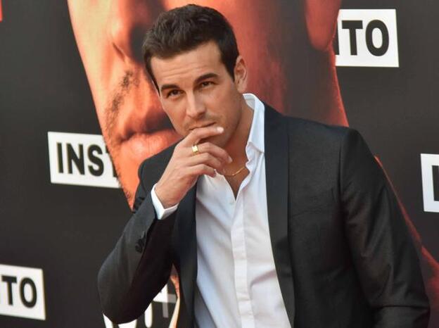 Mario Casas calienta el verano con este posado en bañador