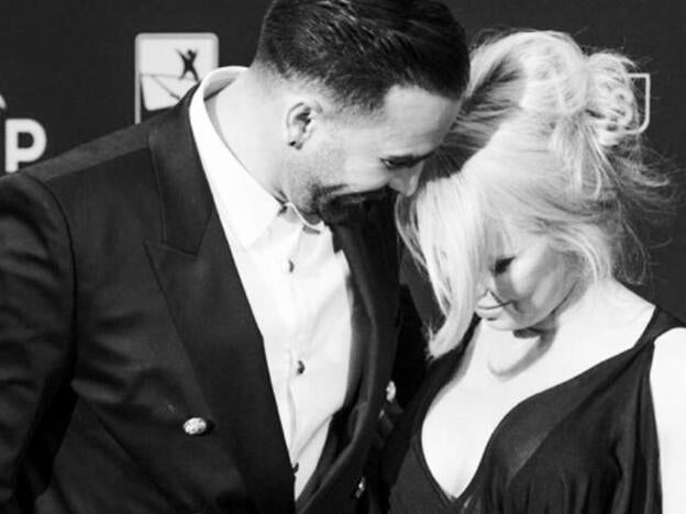 Pamela Anderson, devastada, explica el motivo de su ruptura con Adil Rami
