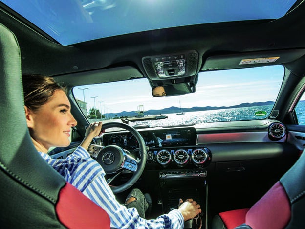 El coche que se aparca desde el móvil y otros extras increíbles para un vehículo (de verdad) inteligente