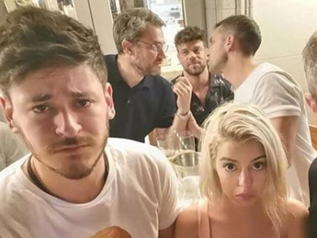 La foto del beso de Nerea Rodríguez y Cepeda en el cumpleaños de Roberto Leal