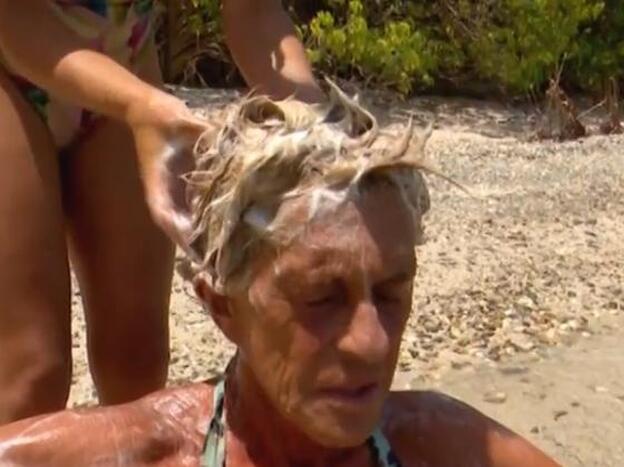 Mahi lavándole el pelo a Chelo García Cortés en 'Supervivientes'