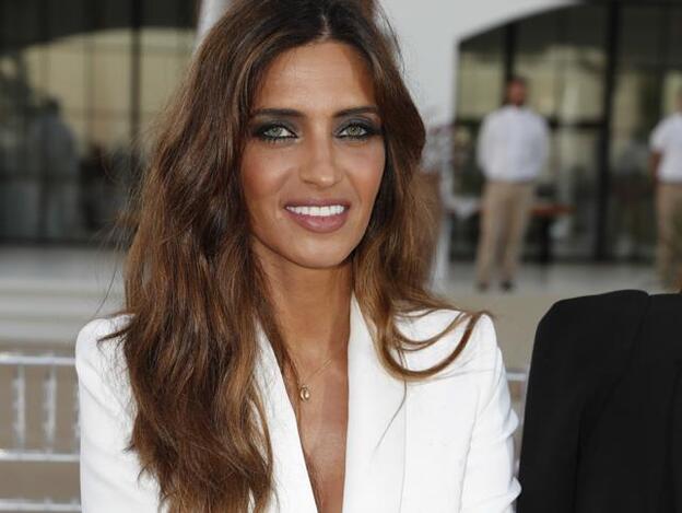 Por qué deberías buscar en las rebajas de verano una cazadora como la de Sara Carbonero