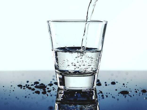 ¿Es malo beber agua fría?