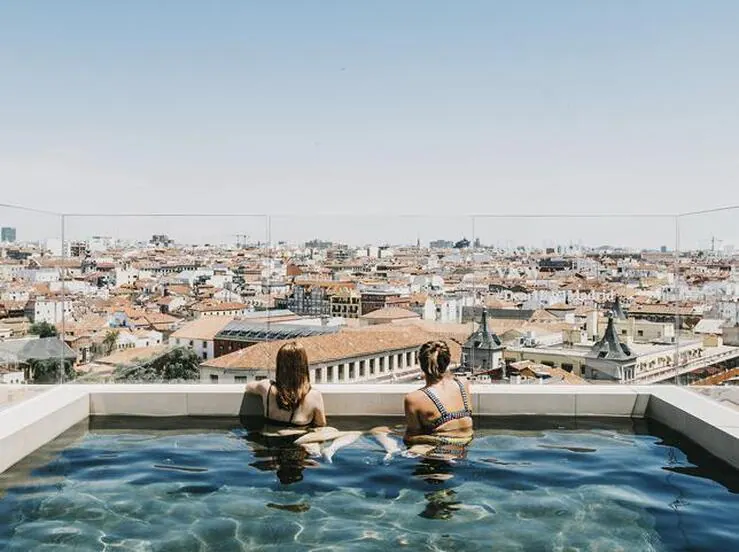 Las 10 piscinas de hoteles con las mejores vistas de Madrid