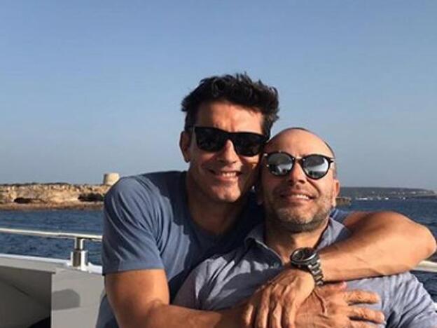 Jesús Vázquez y su marido celebran su amor