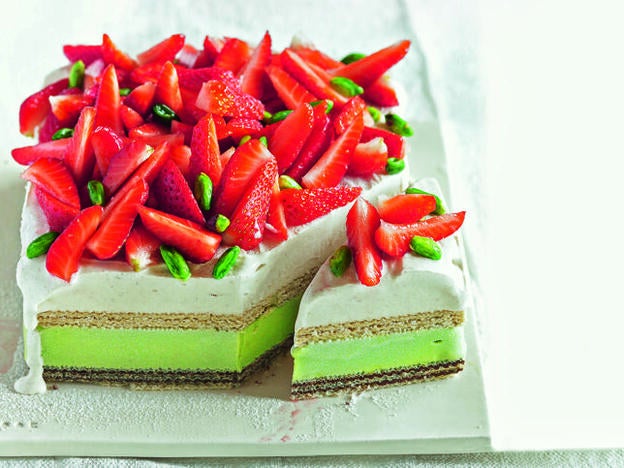 Pastel de pistacho, canela y fresa.