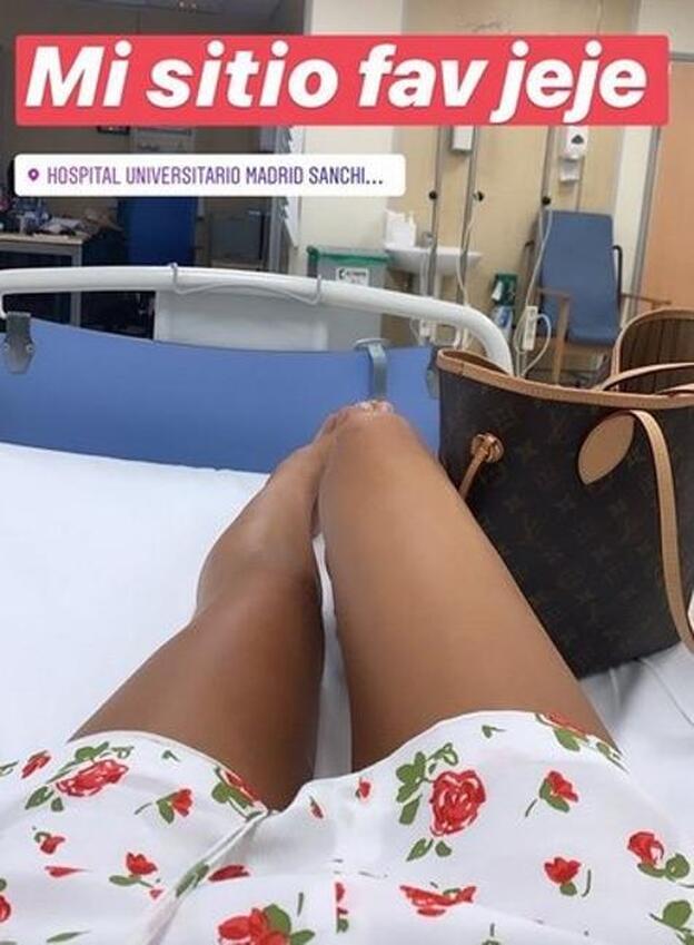 Violeta Mangriñán muestra una foto desde el hospital.