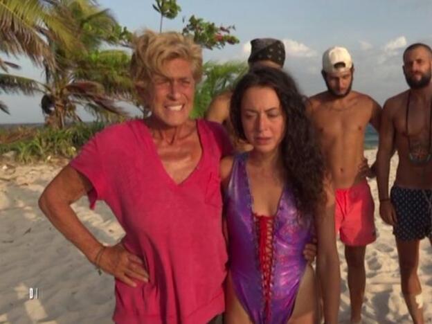 Chelo García Cortés junto a Mahi antes de ser expulsada de 'Supervivientes 2019'. Pincha sobre la foto para ver todos los concursantes que comenzaron esta edición del 'reality'./telecinco.