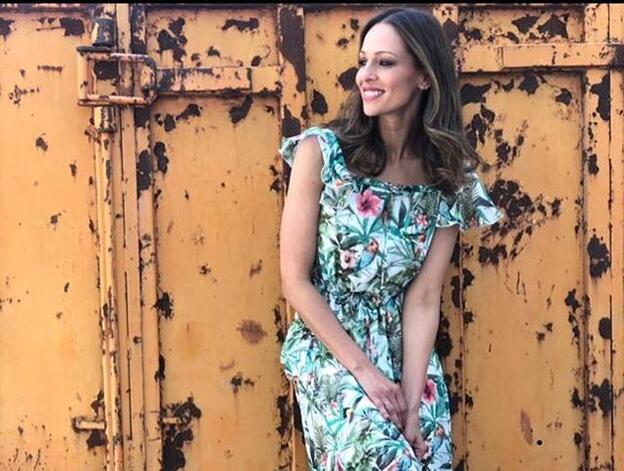 Blusas de rebajas para copiar el perfecto look de playa de Eva González