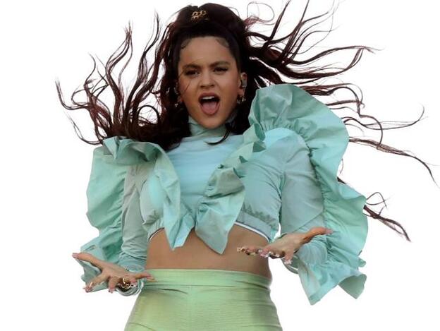 Rosalía apuesta por los volantes y las mallas de ciclista de un diseñador español en el Mad Cool