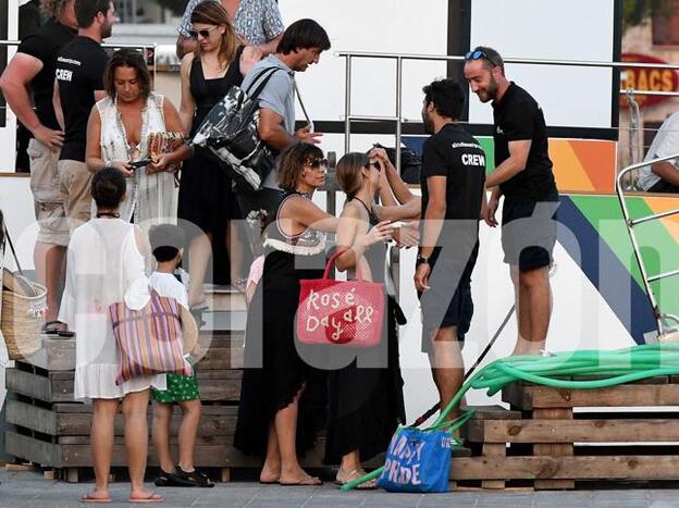 Raquel Perera en Palma de Mallorca con algunos de sus amigos./Gtres.