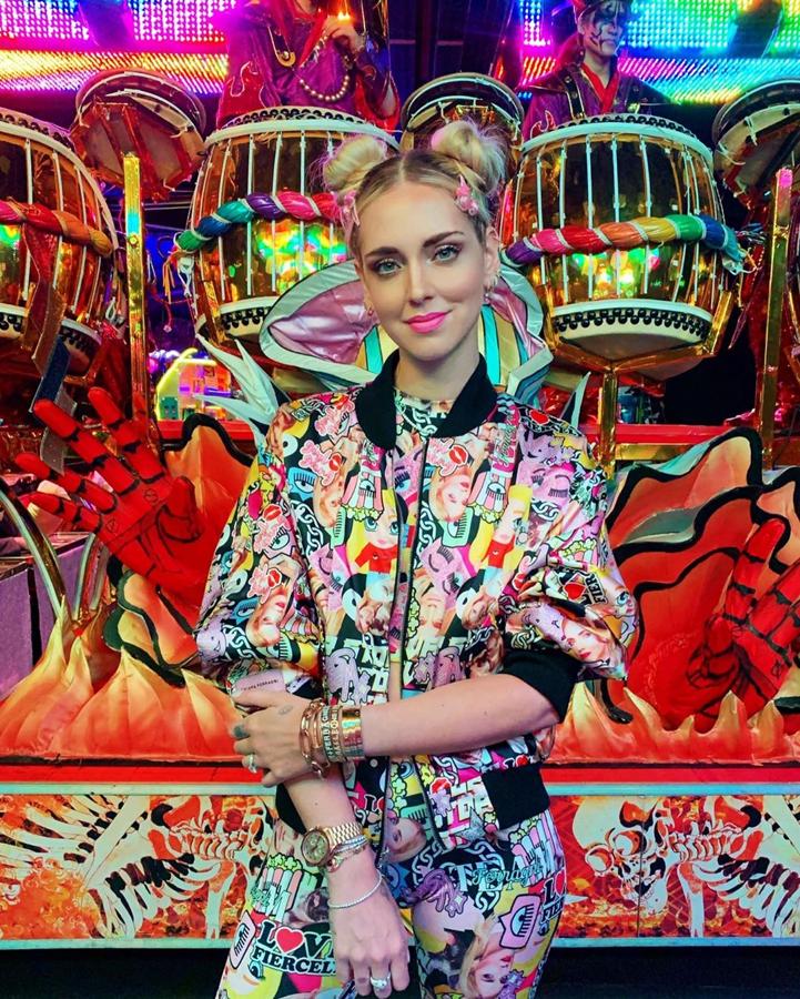 Pelucas y ropa con su cara estampada: los looks más horteras de Chiara Ferragni en Tokio